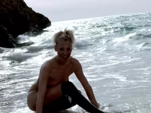 Yelena Vera posando  al lado del mar   photo 10