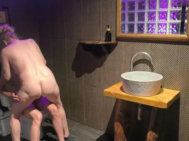 Detras de camaras: Yelena Vera rompe la tapa del vater en plena faena photo 1