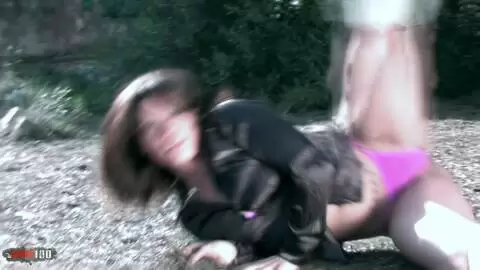 Yesenia ejecutandonos un fabulozo strip tease delante un bello castillo.  photo 03