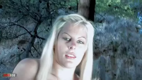 Impresionante rubia española tetona Yesica Catler hace un striptease en el bosque photo 10