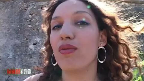 Zeta Niagara, hermosa morenita árabe que se corre como una perra mientras es follada al aire libre photo 01